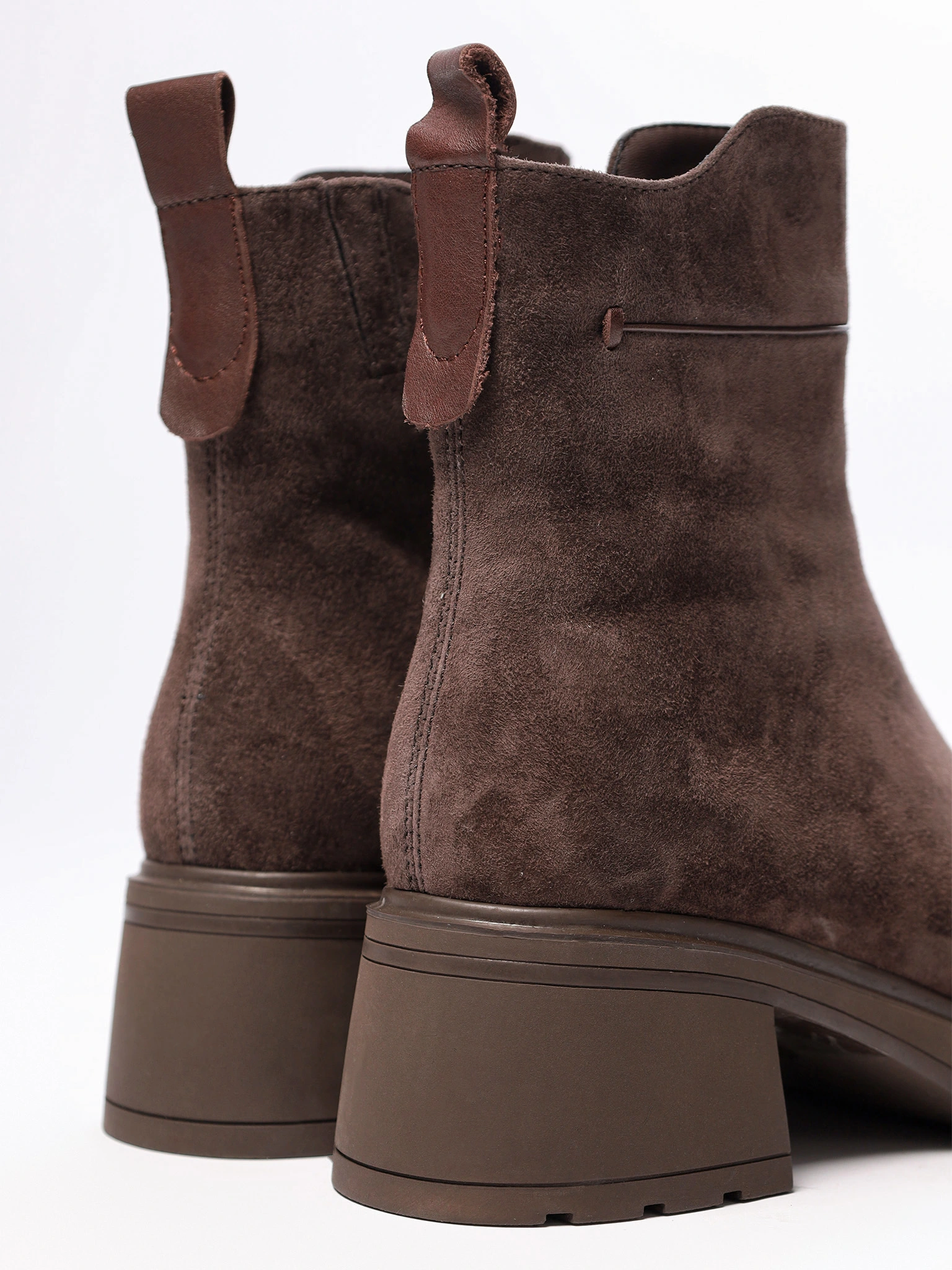 Ботинки темно-коричневого цвета на высоком широком каблуке